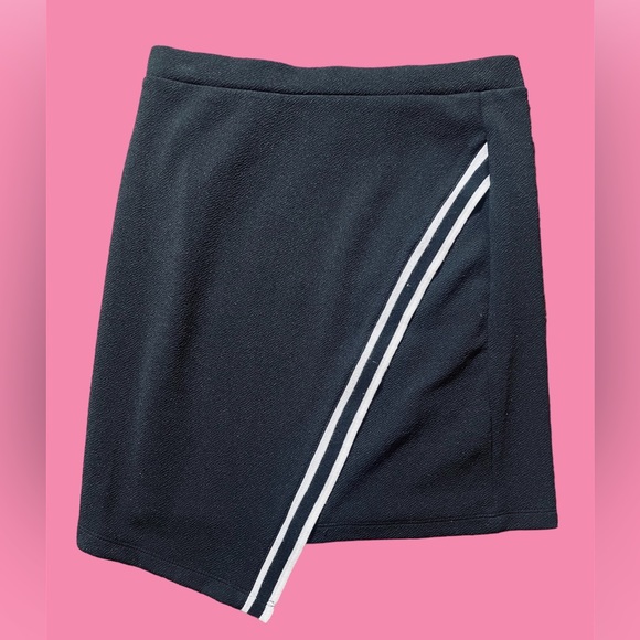 2pc Matching Set Varsity Crop Top & Skirt Stripe Pattern - Picture 6 of 6